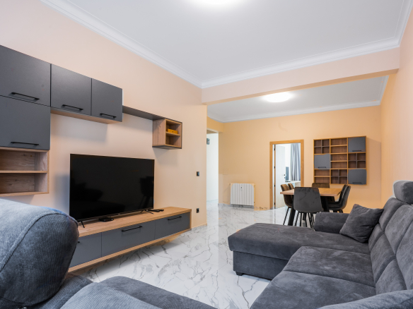 Стилен и модерен тристаен апартамент под наем в идеален център