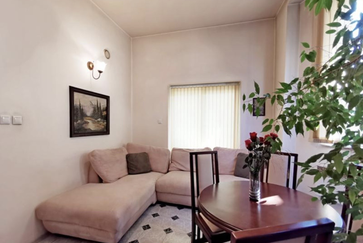 Светъл тристаен апартамент за продажба с двор в центъра на София