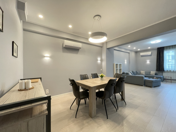 Модерен и просторен четиристаен апартамент под наем на площад Славейков